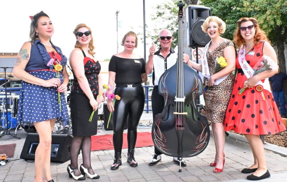Pin up & band member